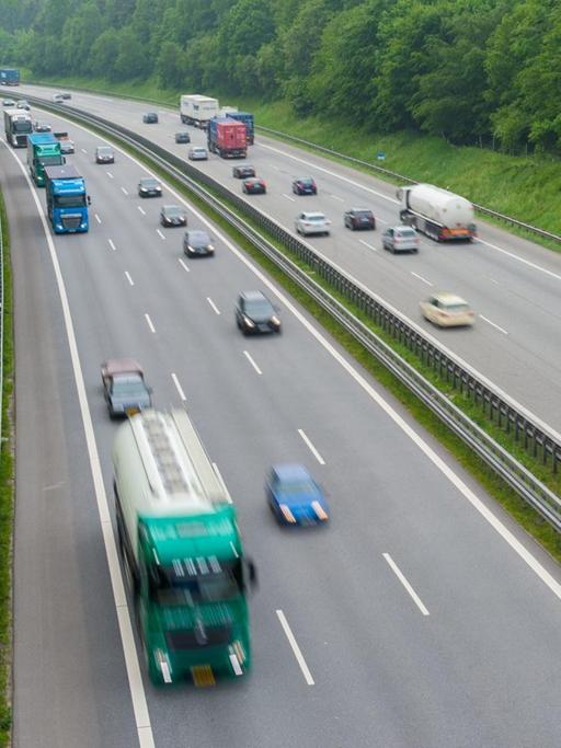 Herr Meyer ist jetzt mit dem LKW unterwegs