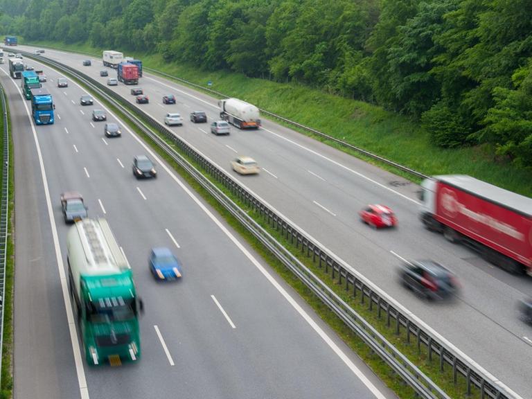 Herr Meyer ist jetzt mit dem LKW unterwegs