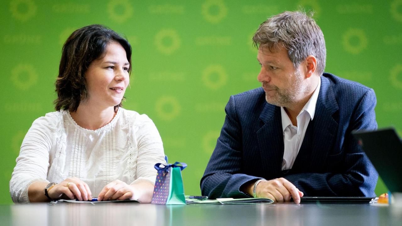 28.10.2019, Berlin: Annalena Baerbock, Bundesvorsitzende von Bündnis 90/Die Grünen, und Robert Habeck, Bundesvorsitzender, nehmen nach der Landtagswahl in Thüringen an der Sitzung des Bundesvorstandes in der Grünen-Parteizentrale teil. Die Partei hat aus der Regierungskoalition heraus den Wiedereinzug in den Landtag knapp geschafft. Foto: Kay Nietfeld/dpa | Verwendung weltweit