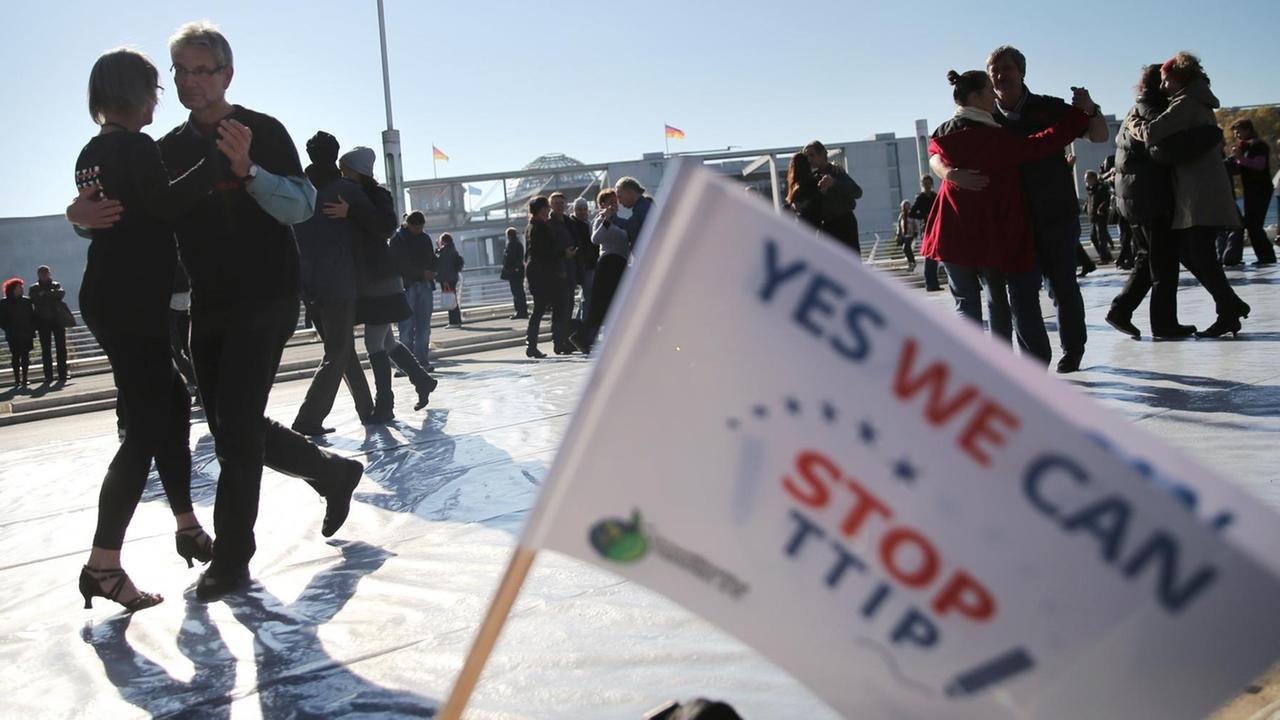Tango gegen TTIP - Teilnehmer tanzen am 10.10.2015 in Berlin an Rande der Demonstration gegen das transatlantische Handelsabkommen TTIP (USA) und CETA (Kanada). Tango gegen TTIP - Teilnehmer tanzen am 10.10.2015 in Berlin an Rande der Demonstration gegen das transatlantische Handelsabkommen TTIP (USA) und CETA (Kanada).