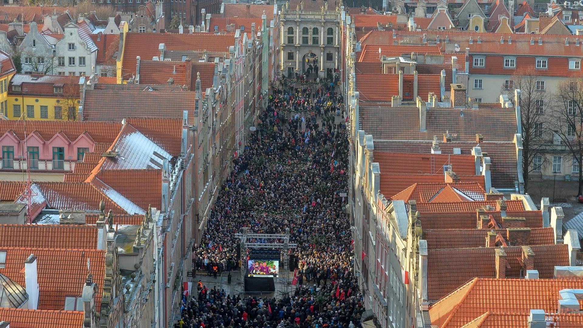 Tausende Menschen verfolgen in den Straßen von Danzig die Trauerfeier für den ermordeten Bürgermeister Pawel Adamowicz. Tausende Menschen verfolgen in den Straßen von Danzig die Trauerfeier für den ermordeten Bürgermeister Pawel Adamowicz.