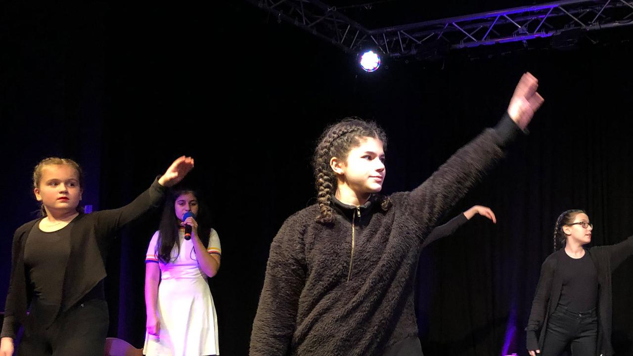 Schülerinnen der Berliner Reinhardswald-Grundschule im Konzert "Beats and Roots - Musik gegen Gewalt" Schülerinnen der Berliner Reinhardswald-Grundschule im Konzert "Beats and Roots - Musik gegen Gewalt"