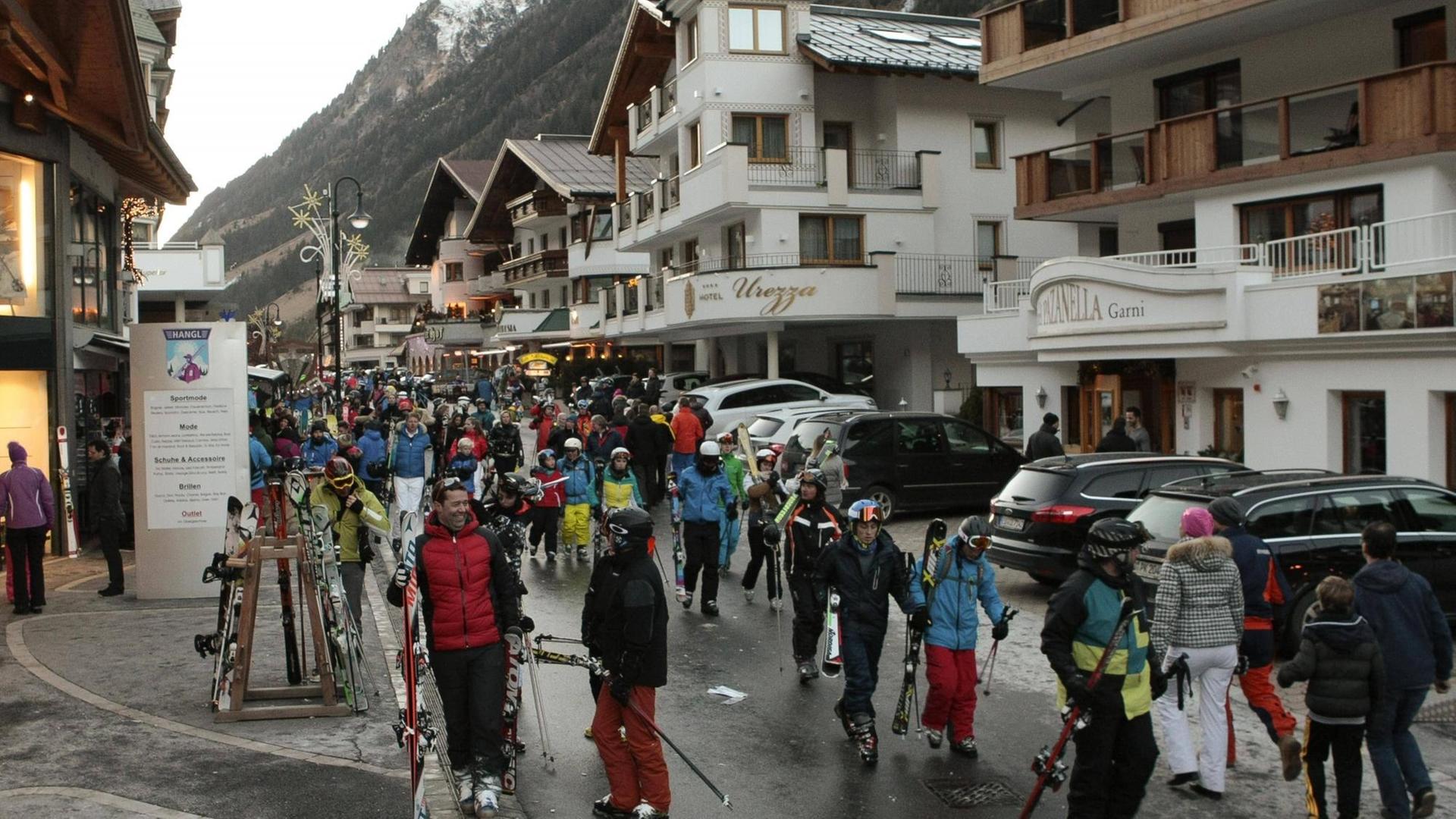 Skifahrer im österreichischen Ort Ischgl Skifahrer im österreichischen Ort Ischgl