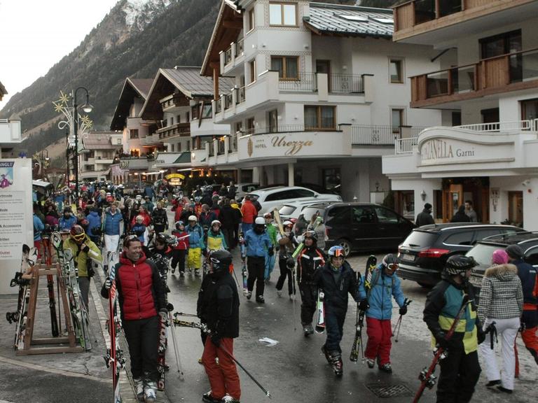 Skifahrer im österreichischen Ort Ischgl