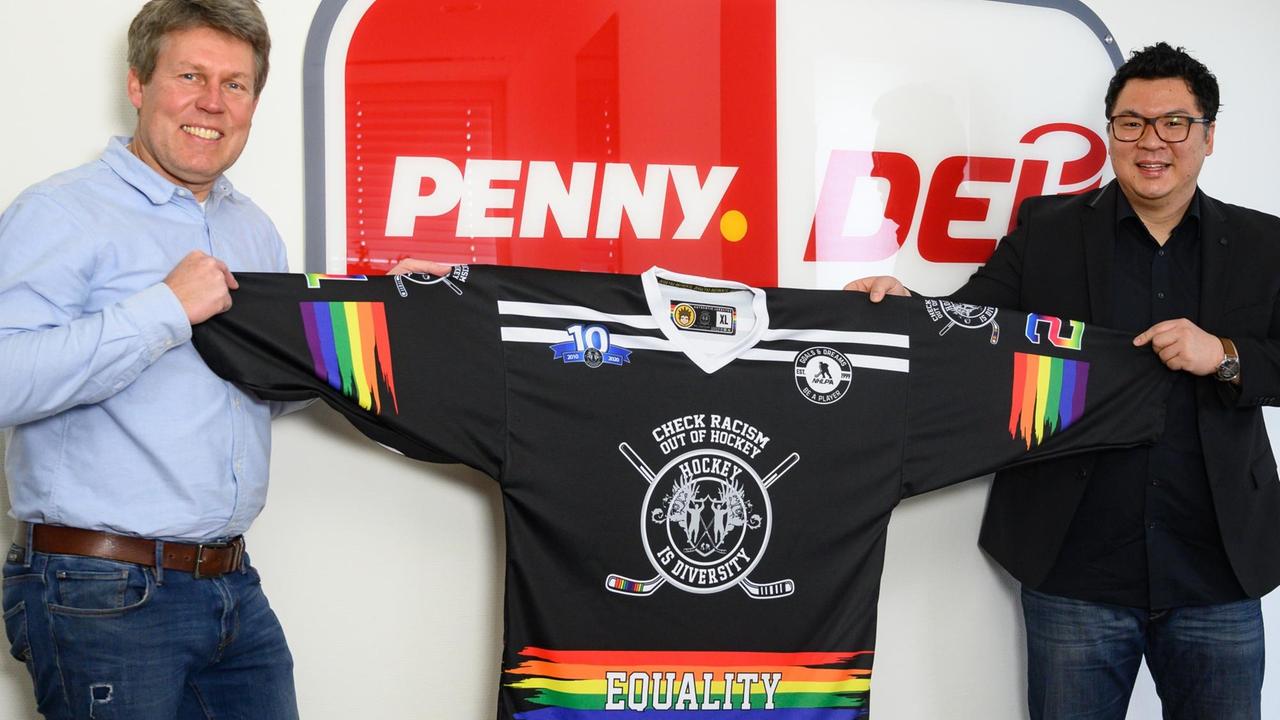 DEL-Geschäftsführer Gernot Tripcke (li) und Martin Hyun (re) vom Verein „Hockey Is Diversity“ DEL-Geschäftsführer Gernot Tripcke (li) und Martin Hyun (re) vom Verein „Hockey Is Diversity“