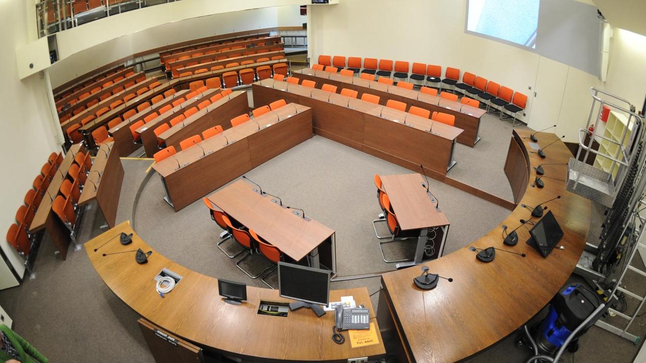 Ein Blick von oben in den leeren Saal des Münchner Strafjustizzentrums. Ein Blick von oben in den leeren Saal des Münchner Strafjustizzentrums.