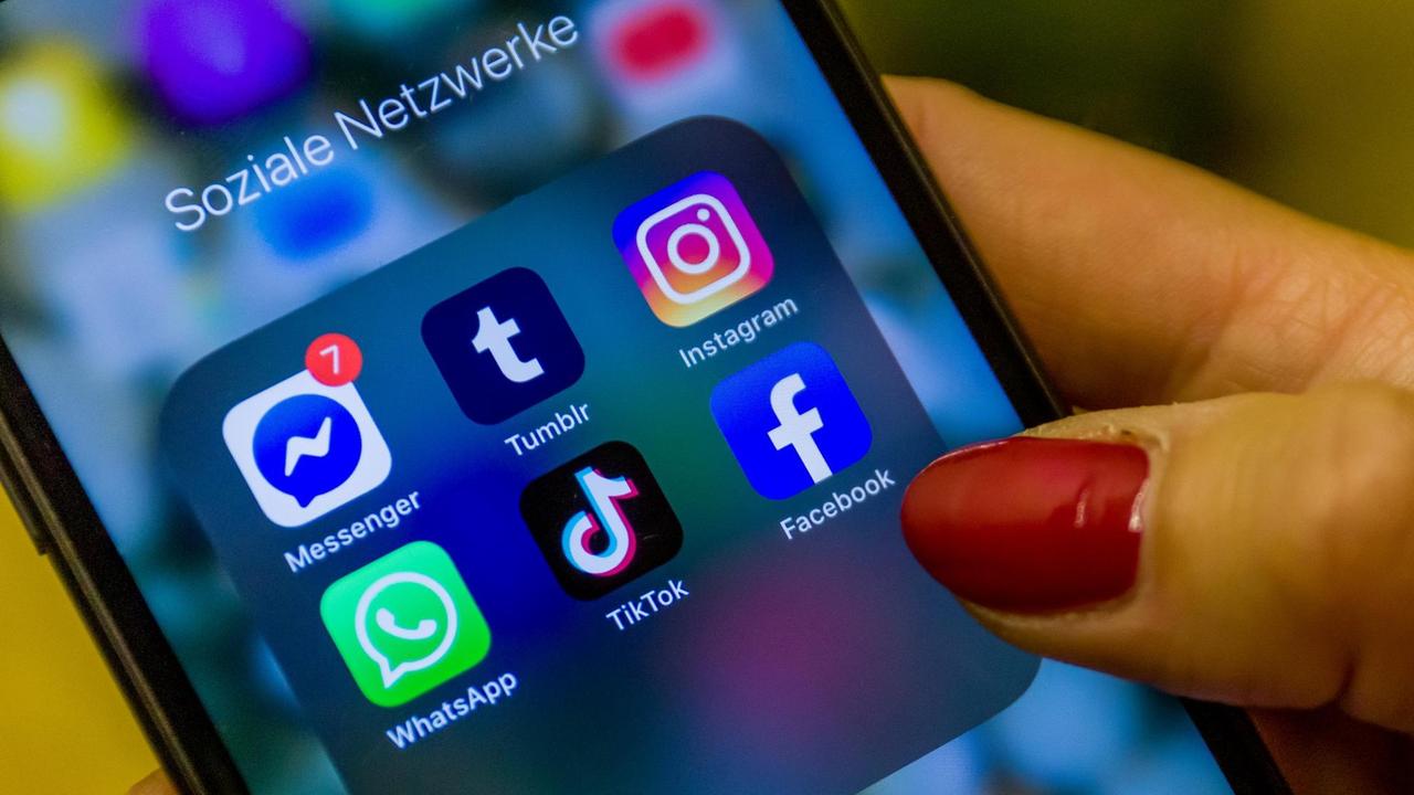Ein Handybildschirm auf dem unter anderem Icons von Instagram, Facebook und TikTok zu sehen sind. Ein Handybildschirm auf dem unter anderem Icons von Instagram, Facebook und TikTok zu sehen sind.