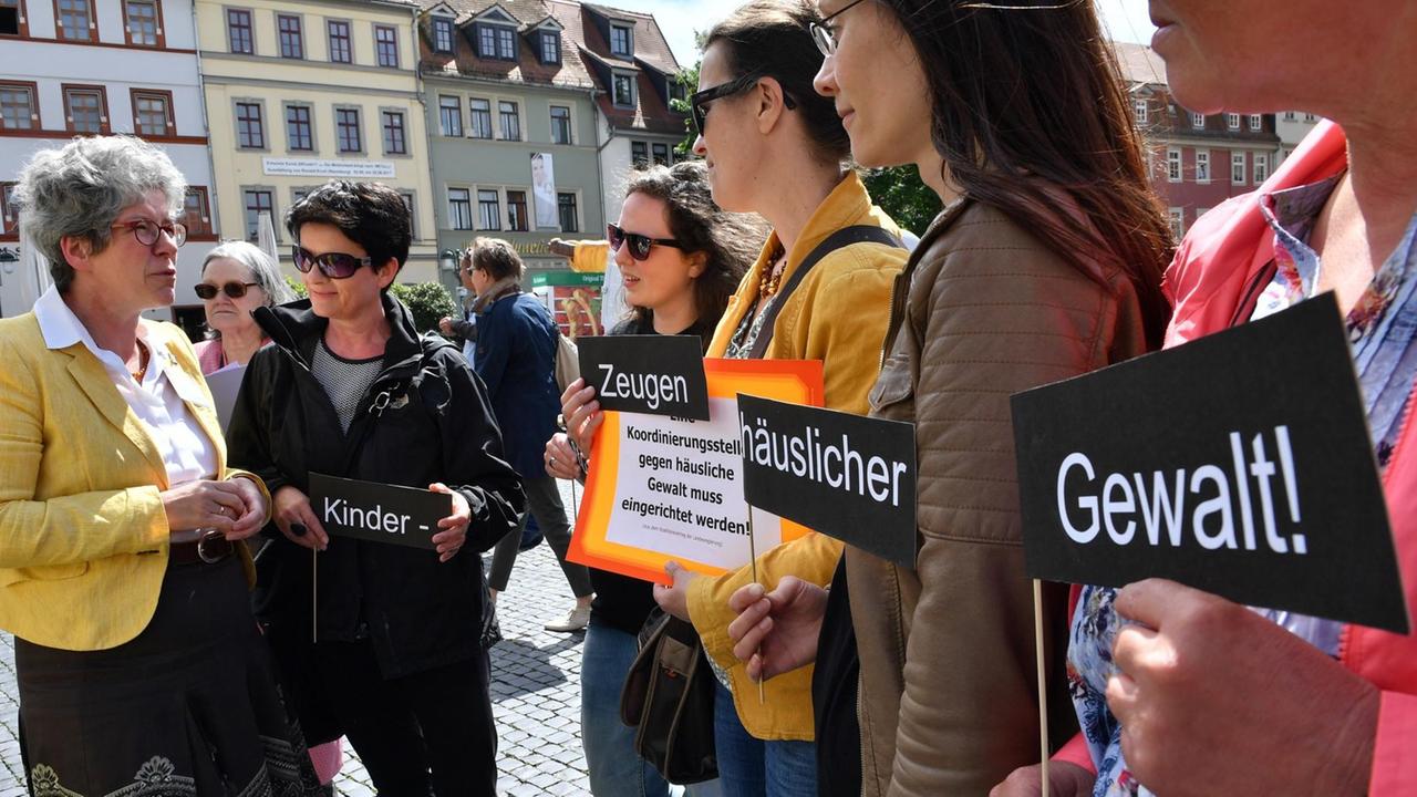 Die Ministerin für Justiz und Gleichstellung in Sachsen-Anhalt, Anne-Marie Keding spricht am 07.06.2017 in Weimar (Thüringen) mit Frauen, die für einen größeren Schutz und Unterstützung von gewaltbetroffenen Frauen und deren Kindern demonstrieren. Die Kundgebung findet am Rande einer zweitägigen Tagung der Gleichstellungs- und Frauenministerkonferenz der Länder statt. Die Ministerin für Justiz und Gleichstellung in Sachsen-Anhalt, Anne-Marie Keding spricht am 07.06.2017 in Weimar (Thüringen) mit Frauen, die für einen größeren Schutz und Unterstützung von gewaltbetroffenen Frauen und deren Kindern demonstrieren. Die Kundgebung findet am Rande einer zweitägigen Tagung der Gleichstellungs- und Frauenministerkonferenz der Länder statt.
