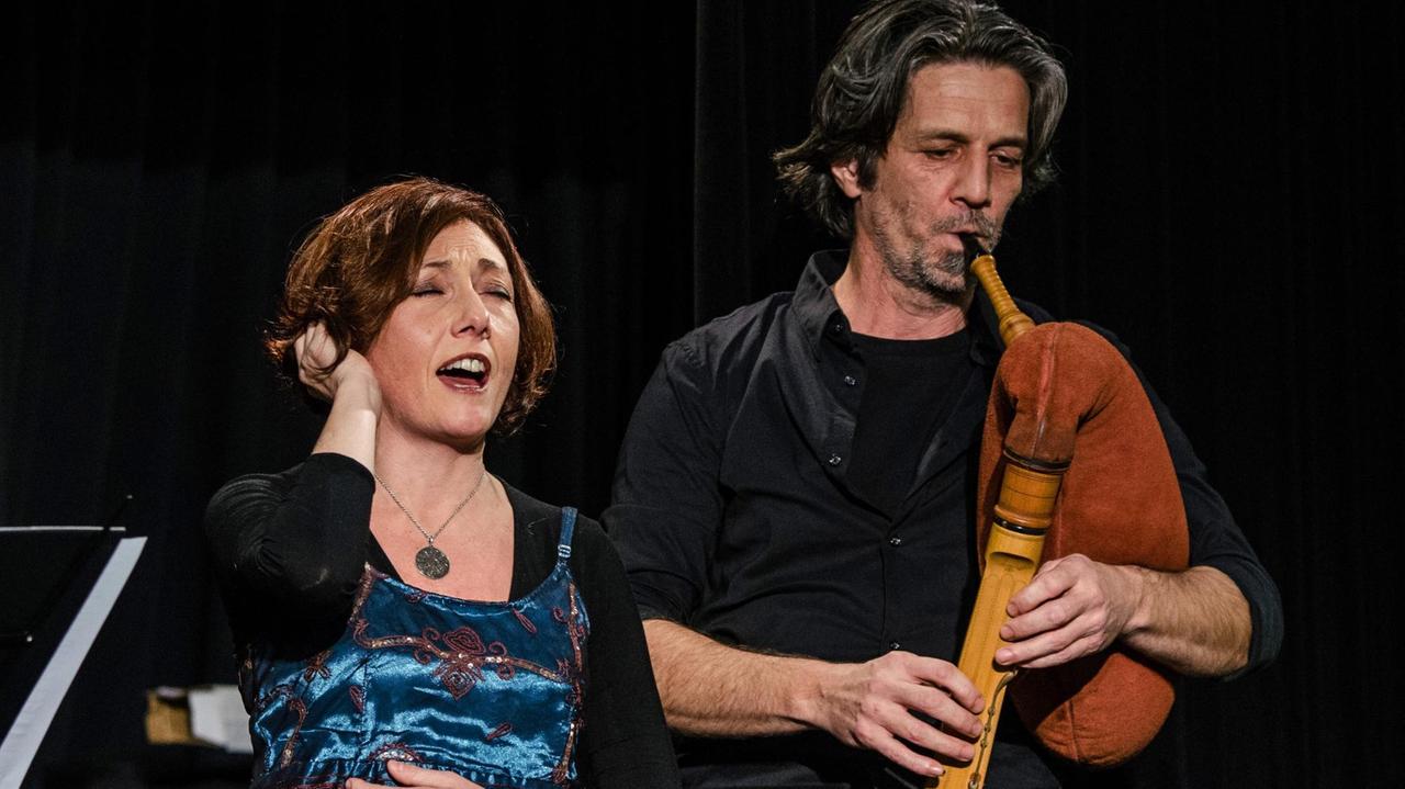 Die Sängerin Gabriella Aiello und Peter Rabanser, der einen italienischen Dudelsack spielt, während einer Konzertaufführung beim Konvergencie Chamber Music Festival, Bratislava 2018 Die Sängerin Gabriella Aiello und Peter Rabanser, der einen italienischen Dudelsack spielt, während einer Konzertaufführung beim Konvergencie Chamber Music Festival, Bratislava 2018
