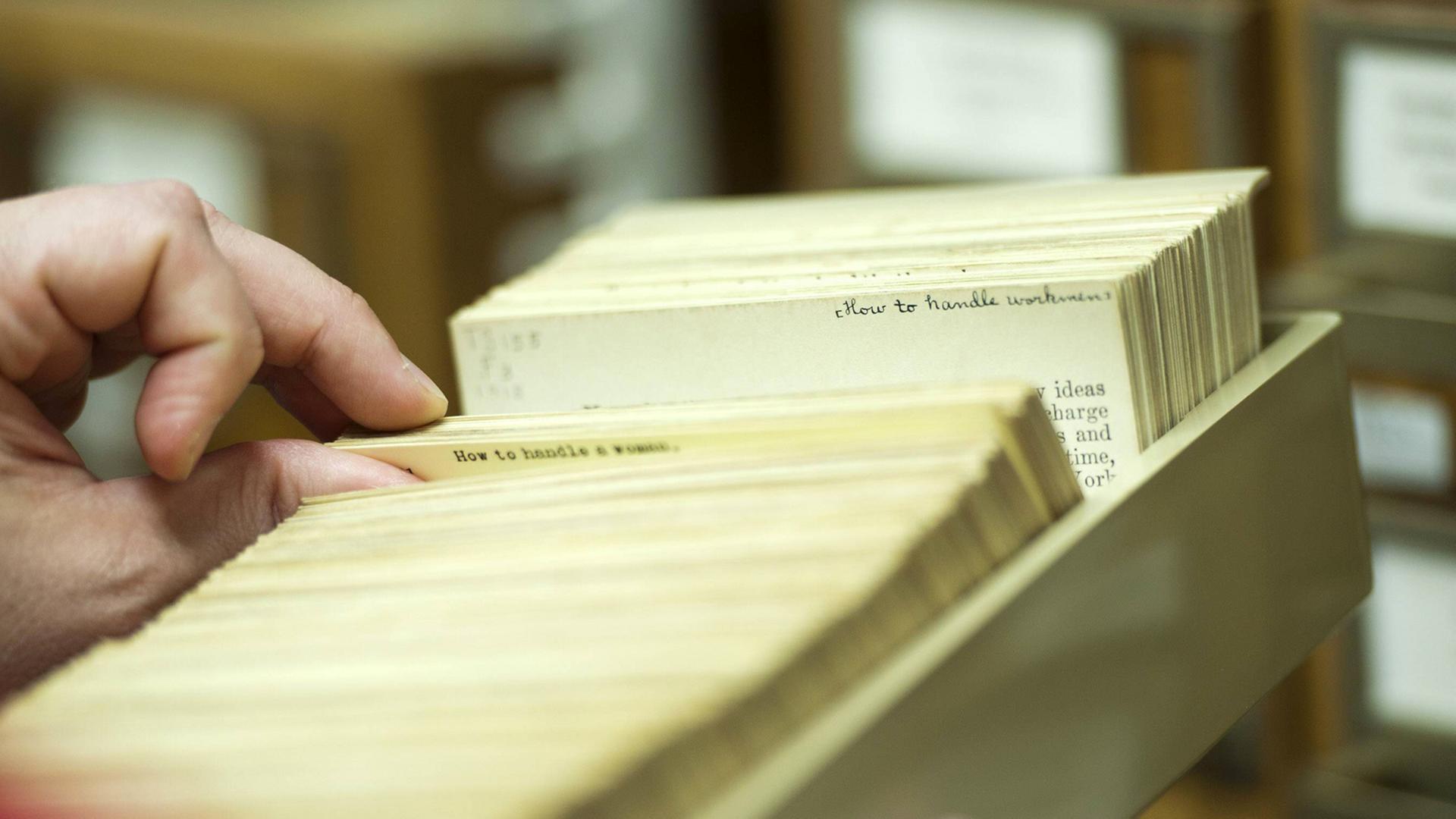 Die Bestände der Jüdischen Gemeindebibliothek in Hamburg konnten 1942 gerettet werden. Die Bestände der Jüdischen Gemeindebibliothek in Hamburg konnten 1942 gerettet werden.