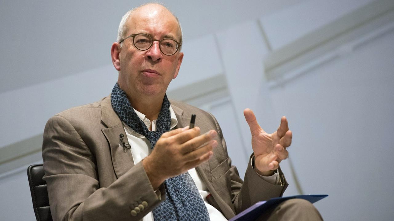 Martin Sabrow gestikuliert bei einer Veranstaltung in Berlin. Martin Sabrow gestikuliert bei einer Veranstaltung in Berlin.