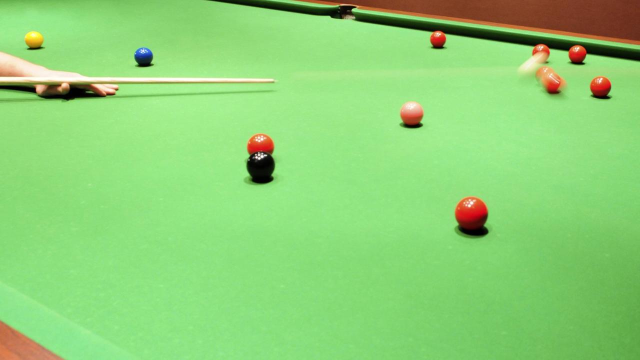 Eine Spieler am Billardtisch Eine Spieler am Billardtisch