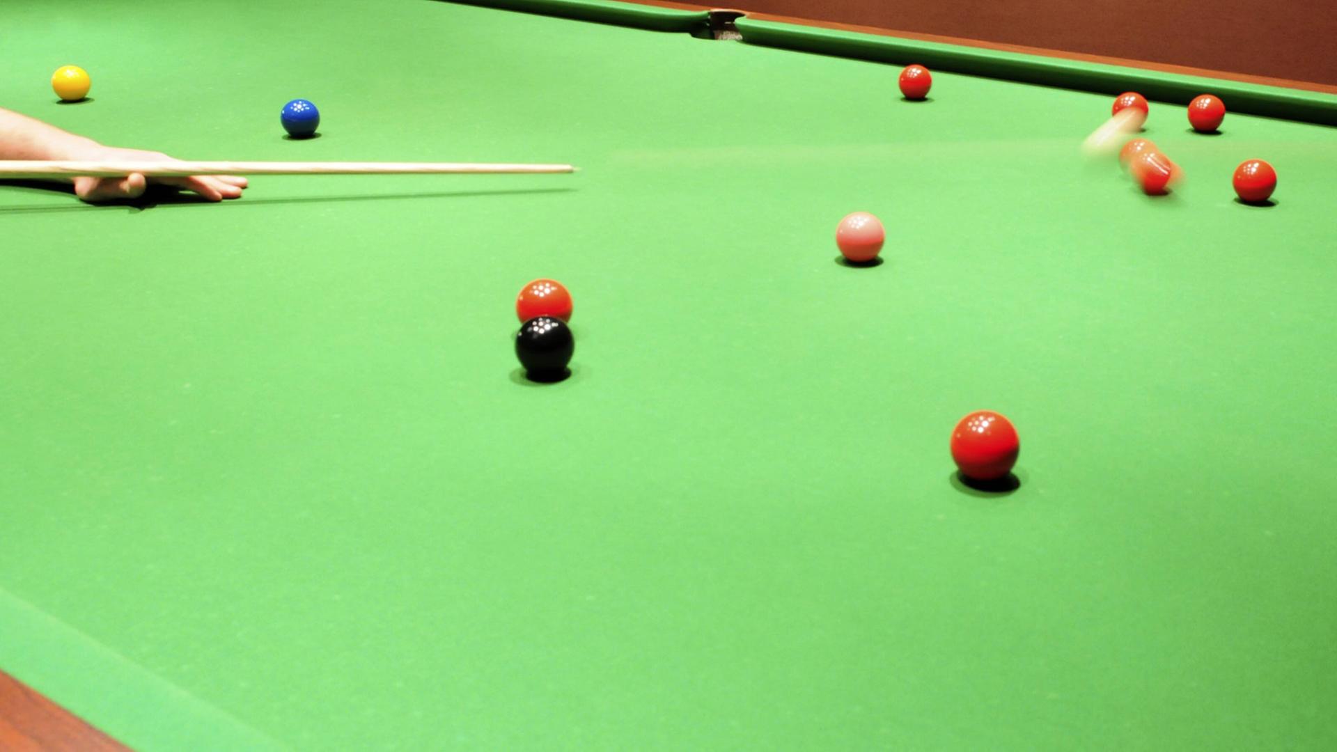 Eine Billard-Spieler beim Snooker Eine Billard-Spieler beim Snooker