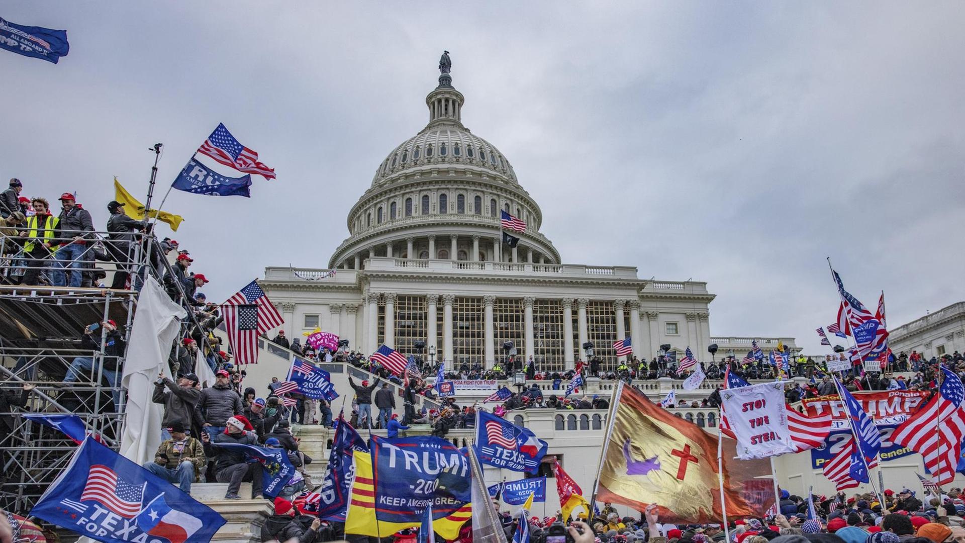Trump-Anhänger, mit wehenden US-Fahnen, vor dem Kapitol in Washington. Trump-Anhänger, mit wehenden US-Fahnen, vor dem Kapitol in Washington.