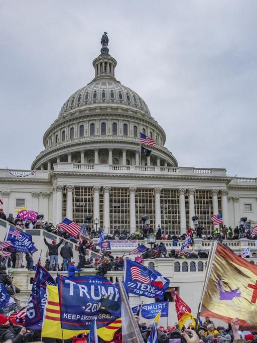 Trump-Anhänger, mit wehenden US-Fahnen, vor dem Kapitol in Washington.