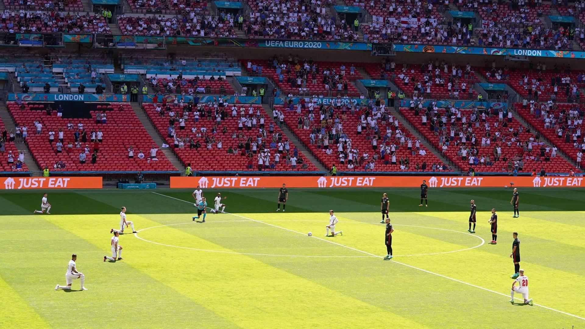 Die englischen Spieler knien vor dem Spiel der Fußball-EM gegen Kroatien. Die englischen Spieler knien vor dem Spiel der Fußball-EM gegen Kroatien.
