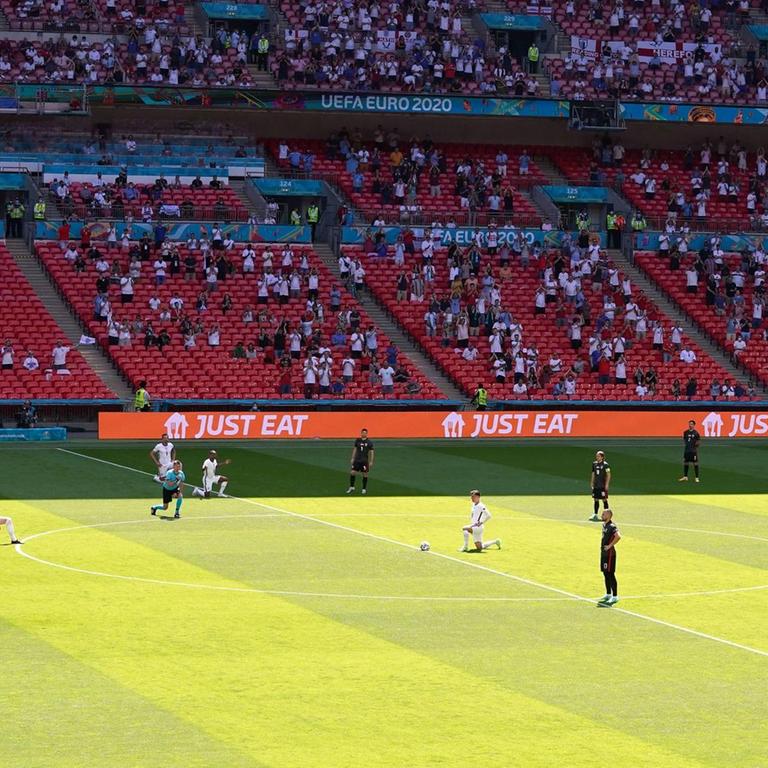 Die englischen Spieler knien vor dem Spiel der Fußball-EM gegen Kroatien.