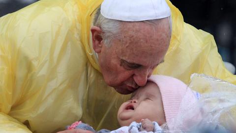 Papst Franziskus küsst ein Baby bei seinem Besuch auf den Philippinen