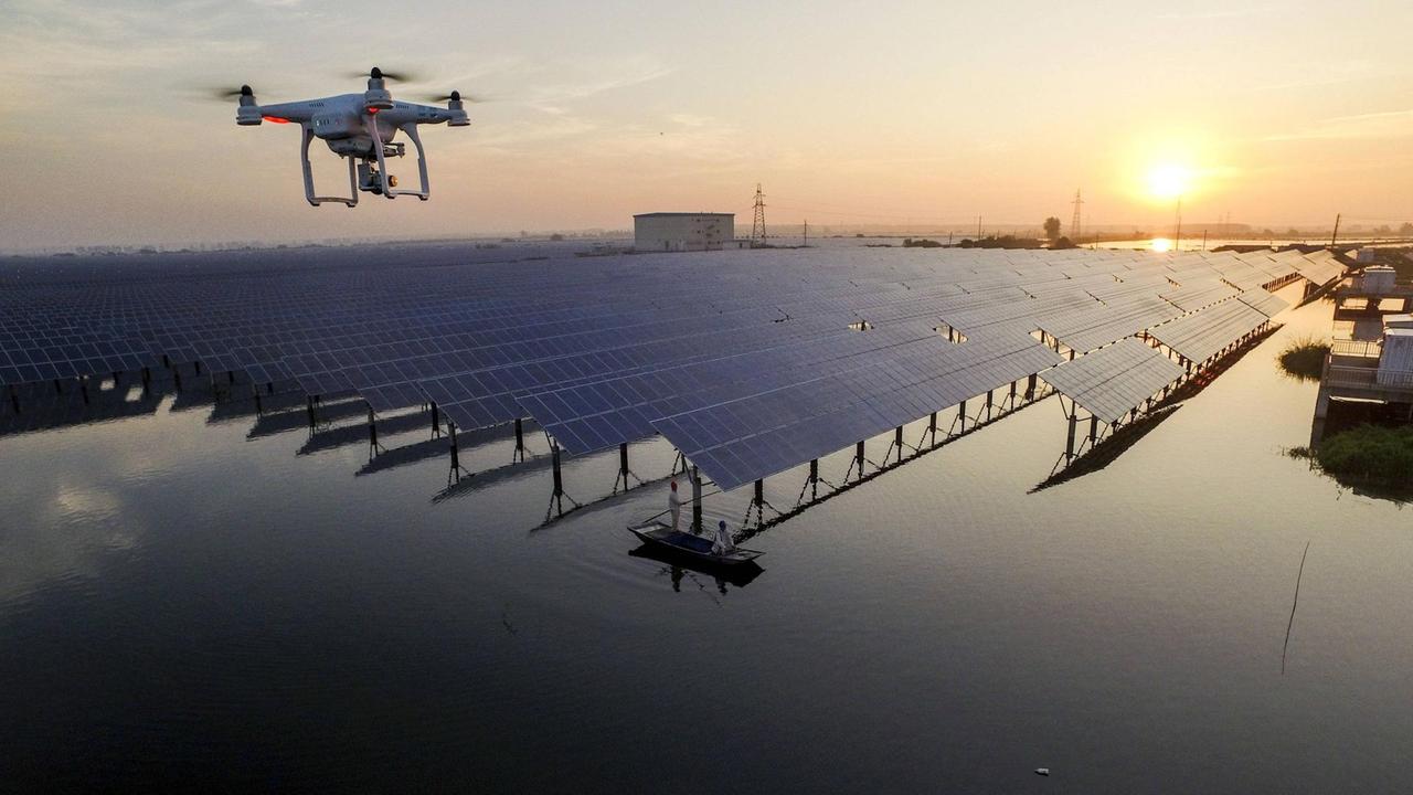 Über einer Photovoltaikanlage in Taizhou, China, schwebt eine Drohne. Mit ihr werden die Panele kontrolliert. Über einer Photovoltaikanlage in Taizhou, China, schwebt eine Drohne. Mit ihr werden die Panele kontrolliert.