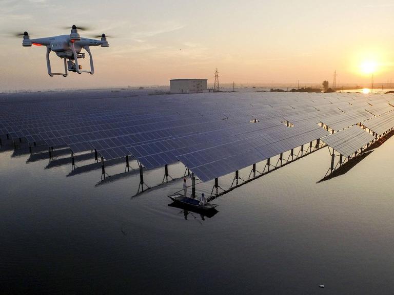 Über einer Photovoltaikanlage in Taizhou, China, schwebt eine Drohne. Mit ihr werden die Panele kontrolliert.