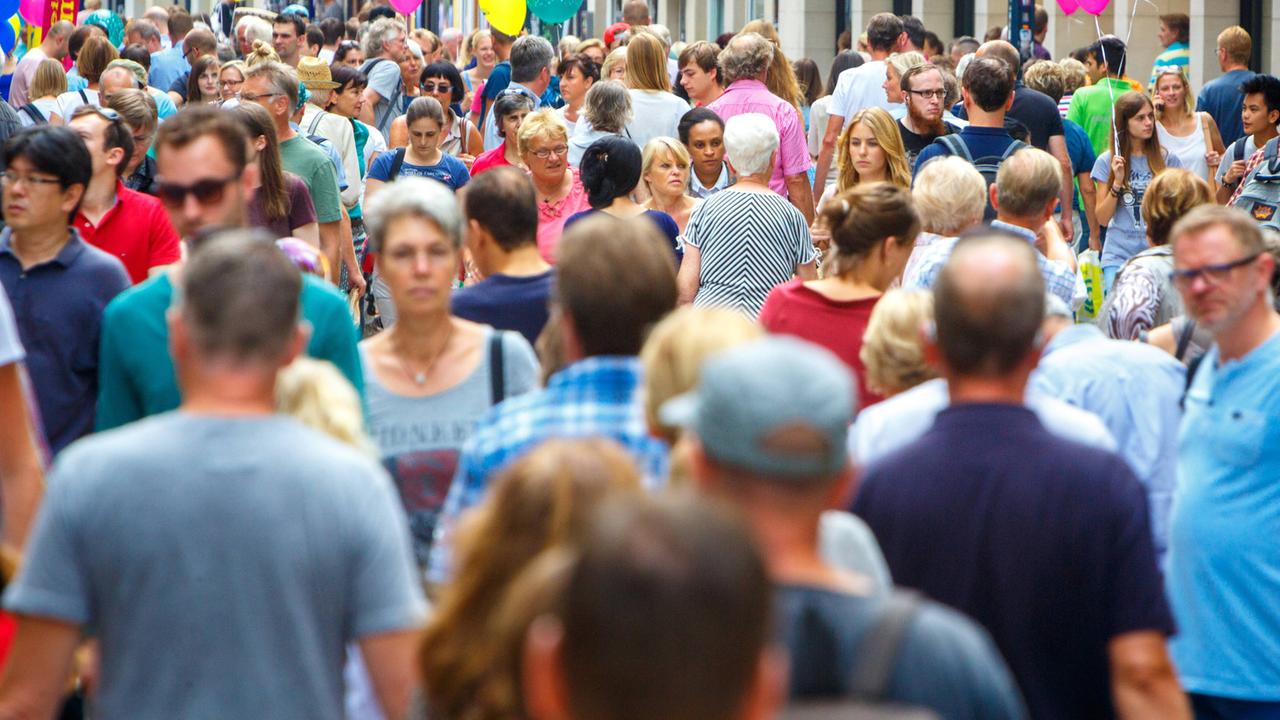 Zahlreiche Passanten sind in der Fußgängerzone Ludgeristraße in Münster unterwegs. Zahlreiche Passanten sind in der Fußgängerzone Ludgeristraße in Münster unterwegs.