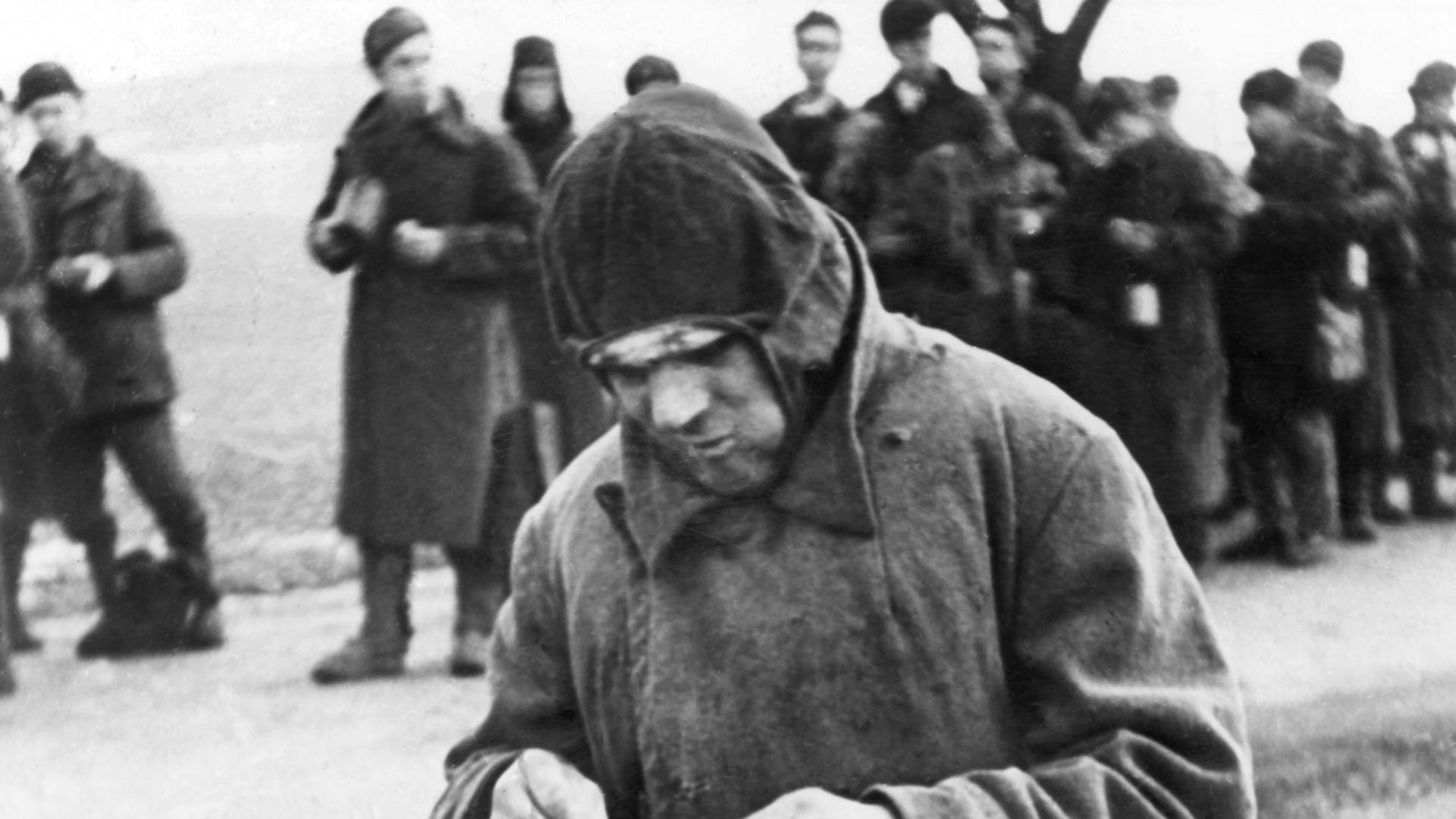 Ein deutscher Kriegsgefangener auf dem Marsch in die russische Kriegsgefangenschaft. Ein deutscher Kriegsgefangener auf dem Marsch in die russische Kriegsgefangenschaft.