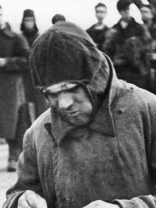 Ein deutscher Kriegsgefangener auf dem Marsch in die russische Kriegsgefangenschaft.