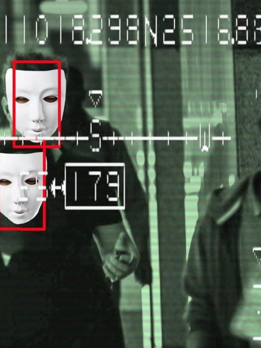 Bild eines Überwachungsmonitors mit Gesichtserkennung: Im Kamerabild sind Menschen mit Masken zu sehen.