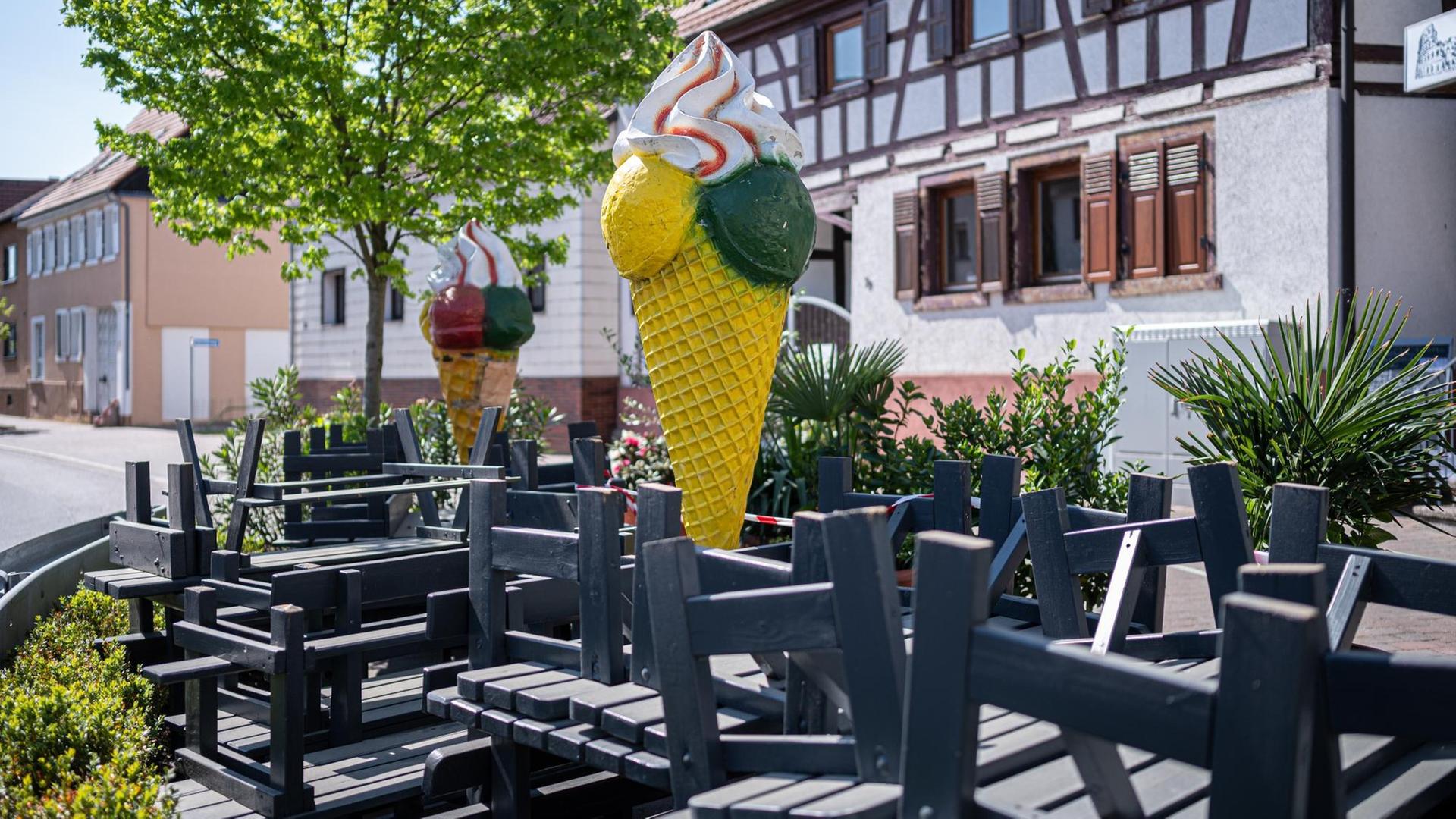Die Attrappe in Form eines Riesen- Waffeleis vor einem Eiscafe in Dettenheim bei Karlsruhe. Die Tische und Baenke sind leer, gesperrt und abgeriegelt. Au?er-Haus Verkauf ist moeglich. GES/ Taegliches Leben in Deutschland waehrend der Corona-Krise, 27.04.2020 GES/ Daily life during the corona crisis in Baden-Wuerttemberg, Germany. April 27, 2020 A big dummy of an Icecream seen in front of a Ice Cream Caf? in Dettenheim, close to Karlsruhe. Benches and Tables are closed. | Verwendung weltweit Die Attrappe in Form eines Riesen- Waffeleis vor einem Eiscafe in Dettenheim bei Karlsruhe. Die Tische und Baenke sind leer, gesperrt und abgeriegelt. Au?er-Haus Verkauf ist moeglich. GES/ Taegliches Leben in Deutschland waehrend der Corona-Krise, 27.04.2020 GES/ Daily life during the corona crisis in Baden-Wuerttemberg, Germany. April 27, 2020 A big dummy of an Icecream seen in front of a Ice Cream Caf? in Dettenheim, close to Karlsruhe. Benches and Tables are closed. | Verwendung weltweit