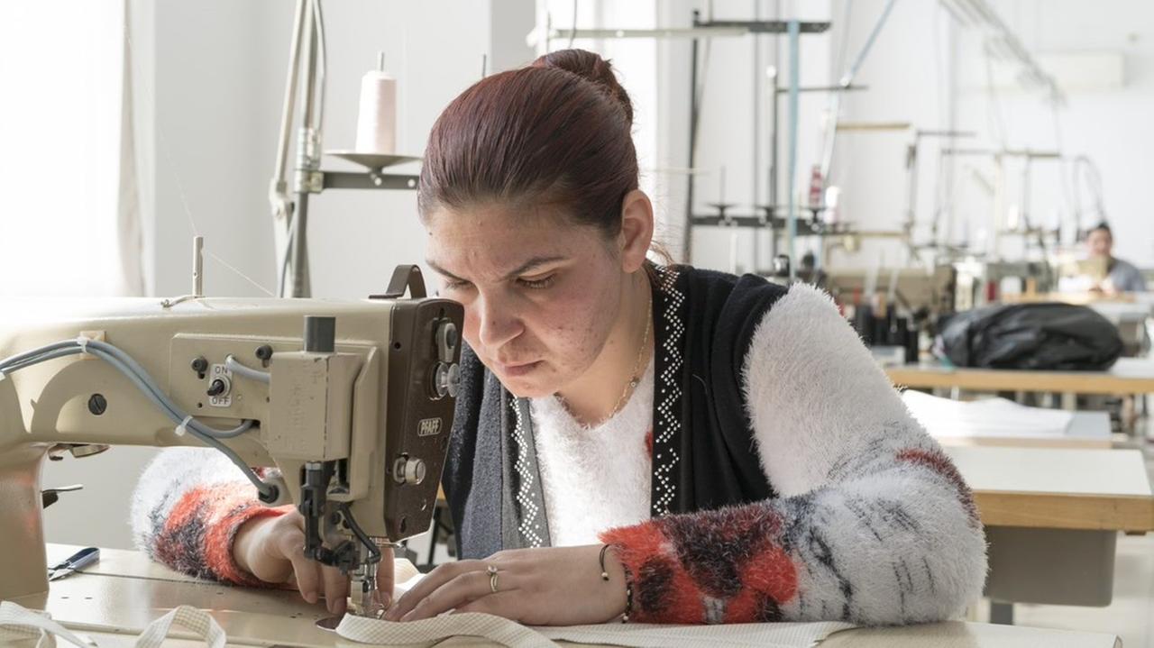 In der "Zukunftsnäherei" werden seit 2015 Frauen aus der Roma-Siedlung Stolipinowo ausgebildet. Die Finanzierung ist ungewiss. EU-Gelder sind befristet. Eine Näherin sitzt vor der Maschine. In der "Zukunftsnäherei" werden seit 2015 Frauen aus der Roma-Siedlung Stolipinowo ausgebildet. Die Finanzierung ist ungewiss. EU-Gelder sind befristet. Eine Näherin sitzt vor der Maschine.