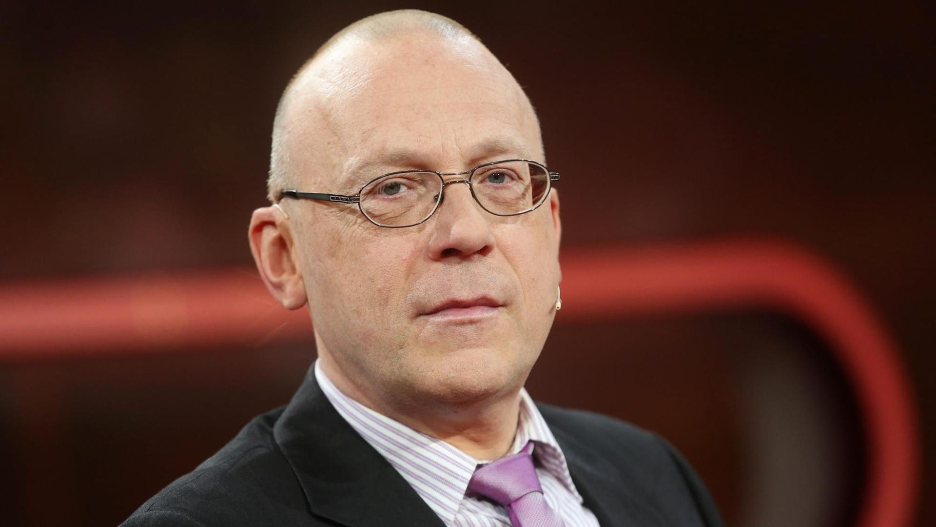 Dr. Stefan Etgeton (Gesundheitsexperte der Bertelsmann-Stiftung) in der ARD-Talkshow "Günther Jauch" am 22.02.2015 in Berlin Dr. Stefan Etgeton (Gesundheitsexperte der Bertelsmann-Stiftung) in der ARD-Talkshow "Günther Jauch" am 22.02.2015 in Berlin
