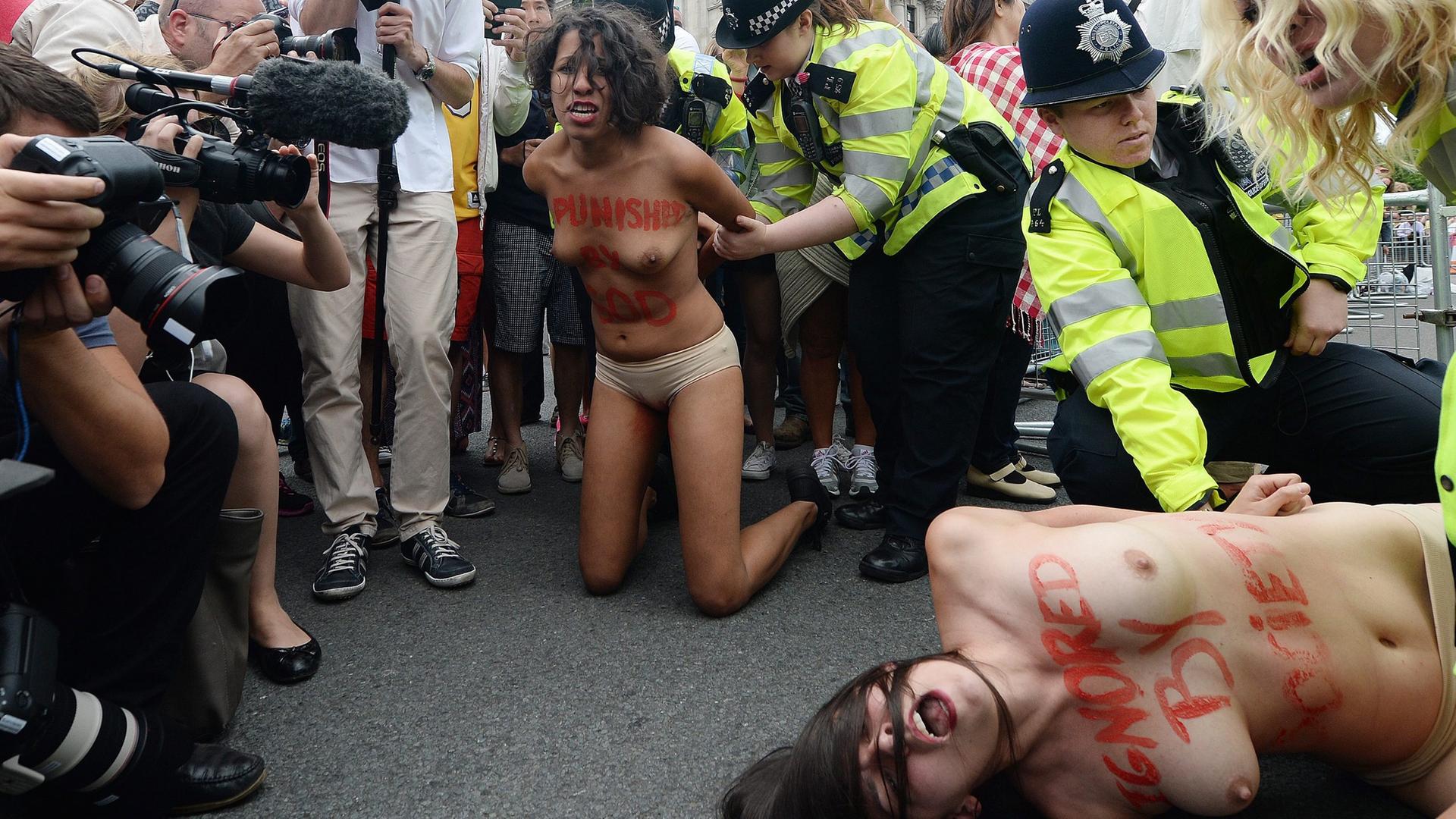 Femen-Aktivistinnen protestieren bei einer Kundgebung in London. Femen-Aktivistinnen protestieren bei einer Kundgebung in London.