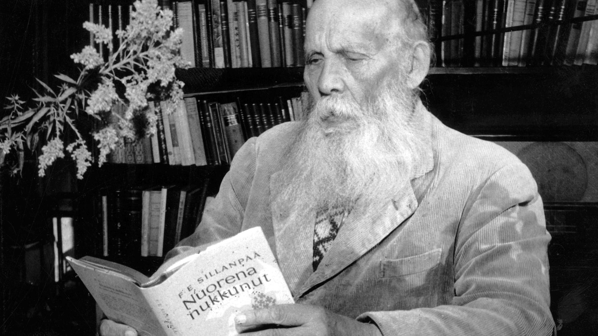 Der finnische Schriftsteller Frans Eemil Sillanpää liest im September 1958 in seinem Zuhause in Helsinki in einem seiner Bücher. Der finnische Schriftsteller Frans Eemil Sillanpää liest im September 1958 in seinem Zuhause in Helsinki in einem seiner Bücher.