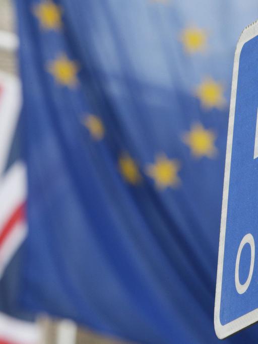 Weg von der EU ist jetzt der einzige englische Weg: Einbahnstraßenschild steht am 10.3.2017 am Europahaus am Smith Square in London vor einer Europaflagge und einem Union Jack dahinter.