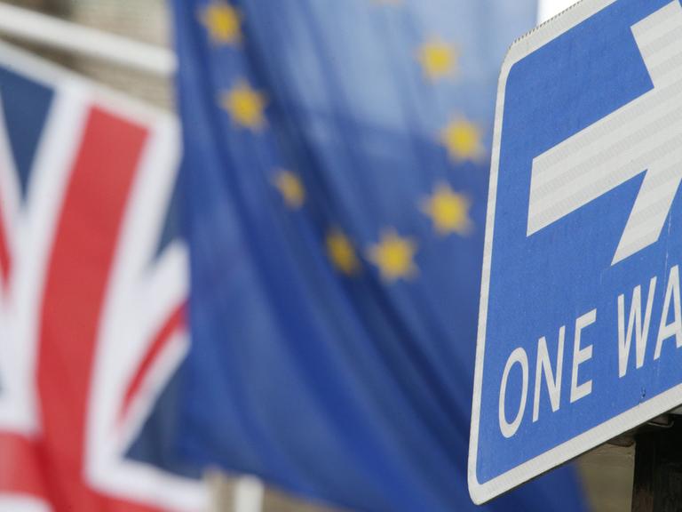 Weg von der EU ist jetzt der einzige englische Weg: Einbahnstraßenschild steht am 10.3.2017 am Europahaus am Smith Square in London vor einer Europaflagge und einem Union Jack dahinter.