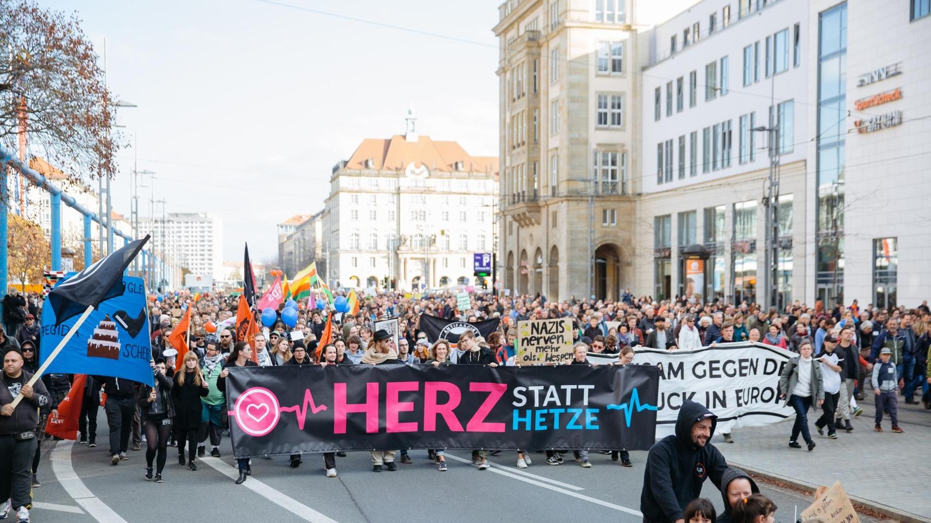 21.10.2018, Sachsen, Dresden: Teilnehmer der Demonstration "Herz statt Hetze" ziehen durch die Dresdner Innenstadt, um zum vierten Jahrestag der Pegida-Bewegung für Weltoffenheit einzutreten 21.10.2018, Sachsen, Dresden: Teilnehmer der Demonstration "Herz statt Hetze" ziehen durch die Dresdner Innenstadt, um zum vierten Jahrestag der Pegida-Bewegung für Weltoffenheit einzutreten