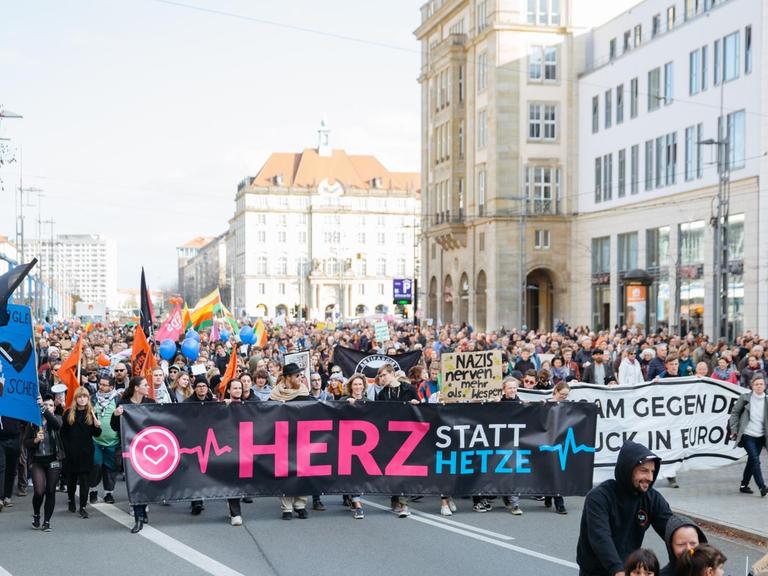 21.10.2018, Sachsen, Dresden: Teilnehmer der Demonstration "Herz statt Hetze" ziehen durch die Dresdner Innenstadt, um zum vierten Jahrestag der Pegida-Bewegung für Weltoffenheit einzutreten