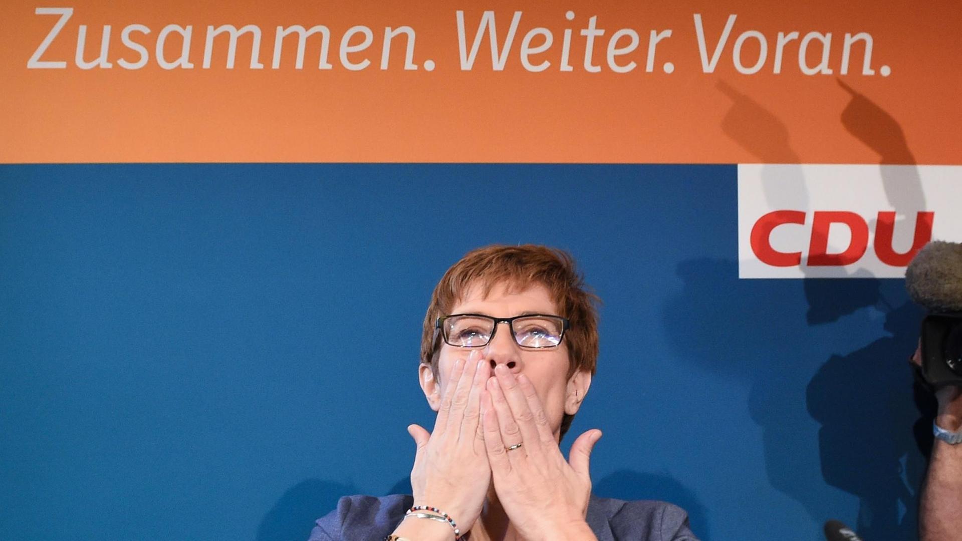 Die saarländische Ministerpräsidentin Annegret Kramp-Karrenbauer (CDU) jubelt auf der CDU-Wahlparty in Saarbrücken.