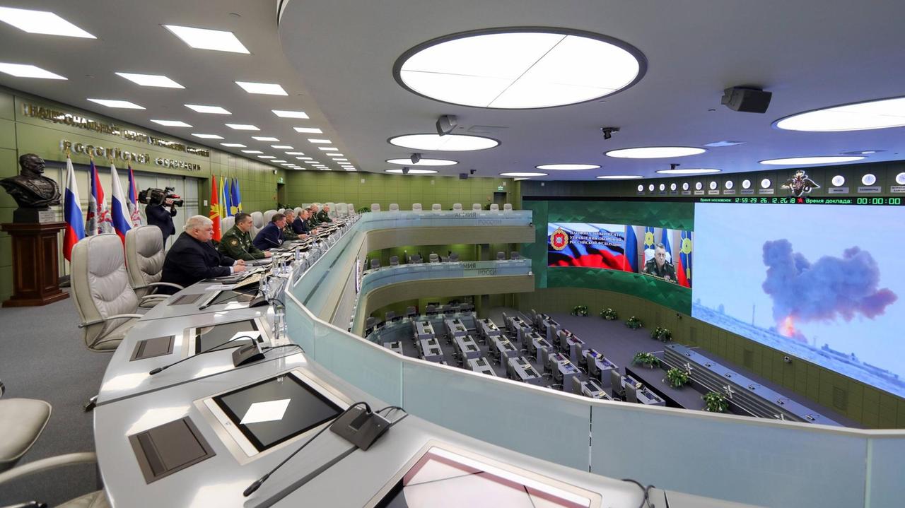 Der russische Präsident Wladimir Putin beobachtet den Start des Hyperschall-Raketensystems Awangard per Videoschaltung im Kommandozentrum des Verteidigungsministerium in Moskau. (26.12.2018) Neben Putin sitzen hochrangige Militärs sowie der Verteidigungsminister Sergeij Schoigu. Der russische Präsident Wladimir Putin beobachtet den Start des Hyperschall-Raketensystems Awangard per Videoschaltung im Kommandozentrum des Verteidigungsministerium in Moskau. (26.12.2018) Neben Putin sitzen hochrangige Militärs sowie der Verteidigungsminister Sergeij Schoigu.