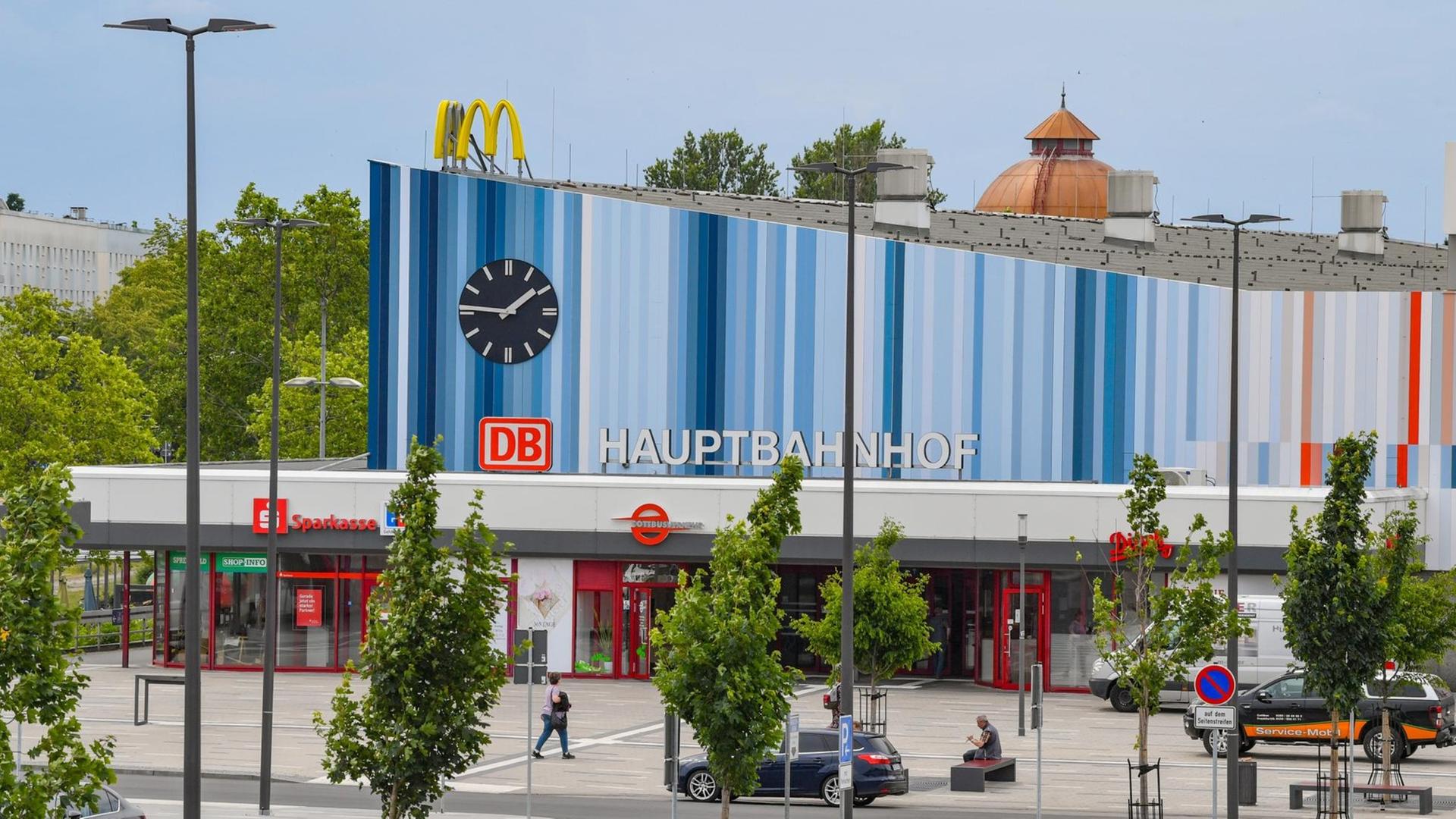 Blick auf das sanierte Gebäude des Hauptbahnhofes Cottbus. Blick auf das sanierte Gebäude des Hauptbahnhofes Cottbus.
