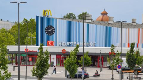 Blick auf das sanierte Gebäude des Hauptbahnhofes Cottbus.