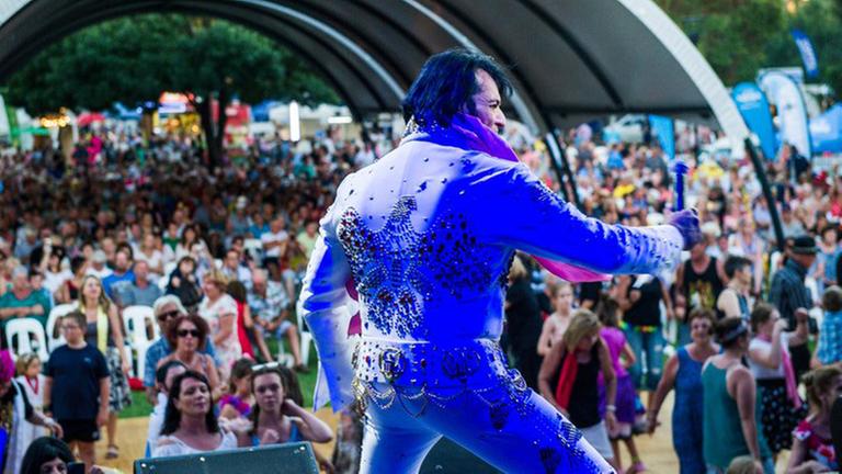 Konzert in Parkes: Ein Elvis-Imitator steht auf der Bühne Konzert in Parkes: Ein Elvis-Imitator steht auf der Bühne