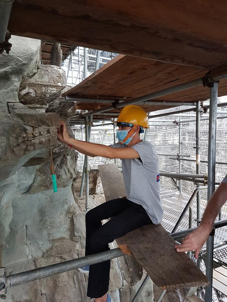 Forscher injiziert Kieselsäureester mit einer Spritze Forscher injiziert Kieselsäureester mit einer Spritze