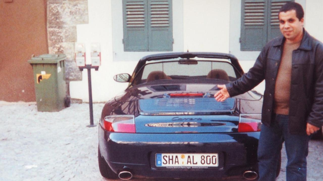 Mohamed ist damals obdachlos: Er schickt aber Fotos nach Hause, auf denen er vor einem Porsche posiert. Mohamed ist damals obdachlos: Er schickt aber Fotos nach Hause, auf denen er vor einem Porsche posiert.