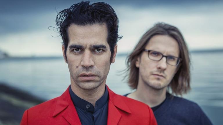 Porträt des israelischen Pop/Rockstars Aviv Geffen und des britische Komponist Steven Wilson am Meer. Porträt des israelischen Pop/Rockstars Aviv Geffen und des britische Komponist Steven Wilson am Meer.