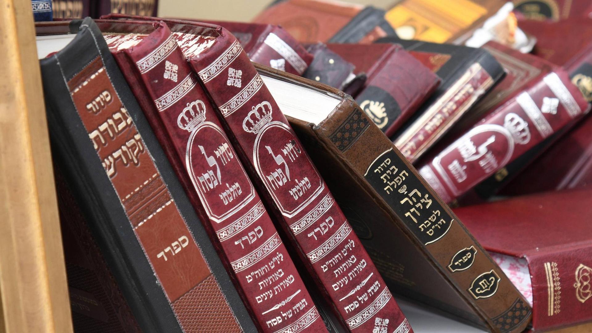 Ausgaben der Tora stehen in einem Bücherschrank am Eingang zur Klagemauer auf dem Tempelberg in Jerusalem Ausgaben der Tora stehen in einem Bücherschrank am Eingang zur Klagemauer auf dem Tempelberg in Jerusalem