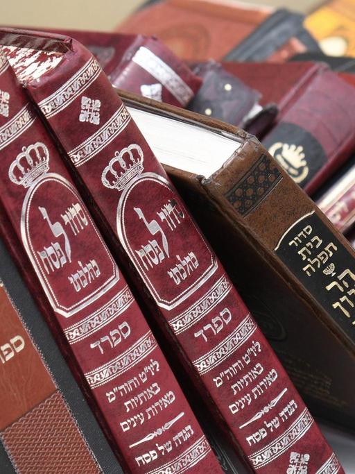 Ausgaben der Tora stehen in einem Bücherschrank am Eingang zur Klagemauer auf dem Tempelberg in Jerusalem