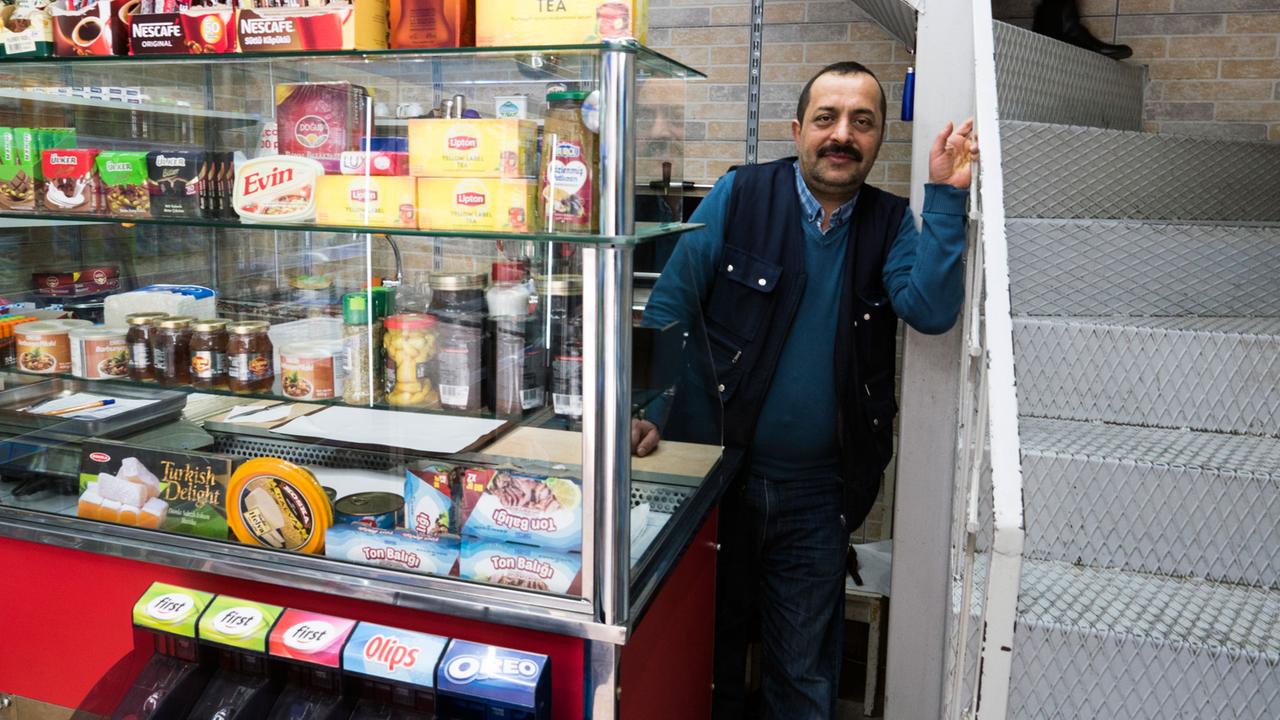 Kemal in seinem Kiosk in der Nähe des Taksim Platzes. 