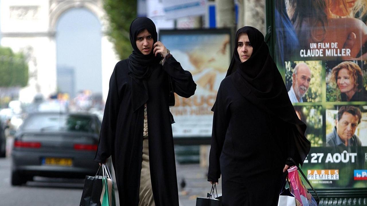 Verschleierte muslimische Frauen bei einem Einkaufsbummel auf der Pariser Champs-Élysées Verschleierte muslimische Frauen bei einem Einkaufsbummel auf der Pariser Champs-Élysées