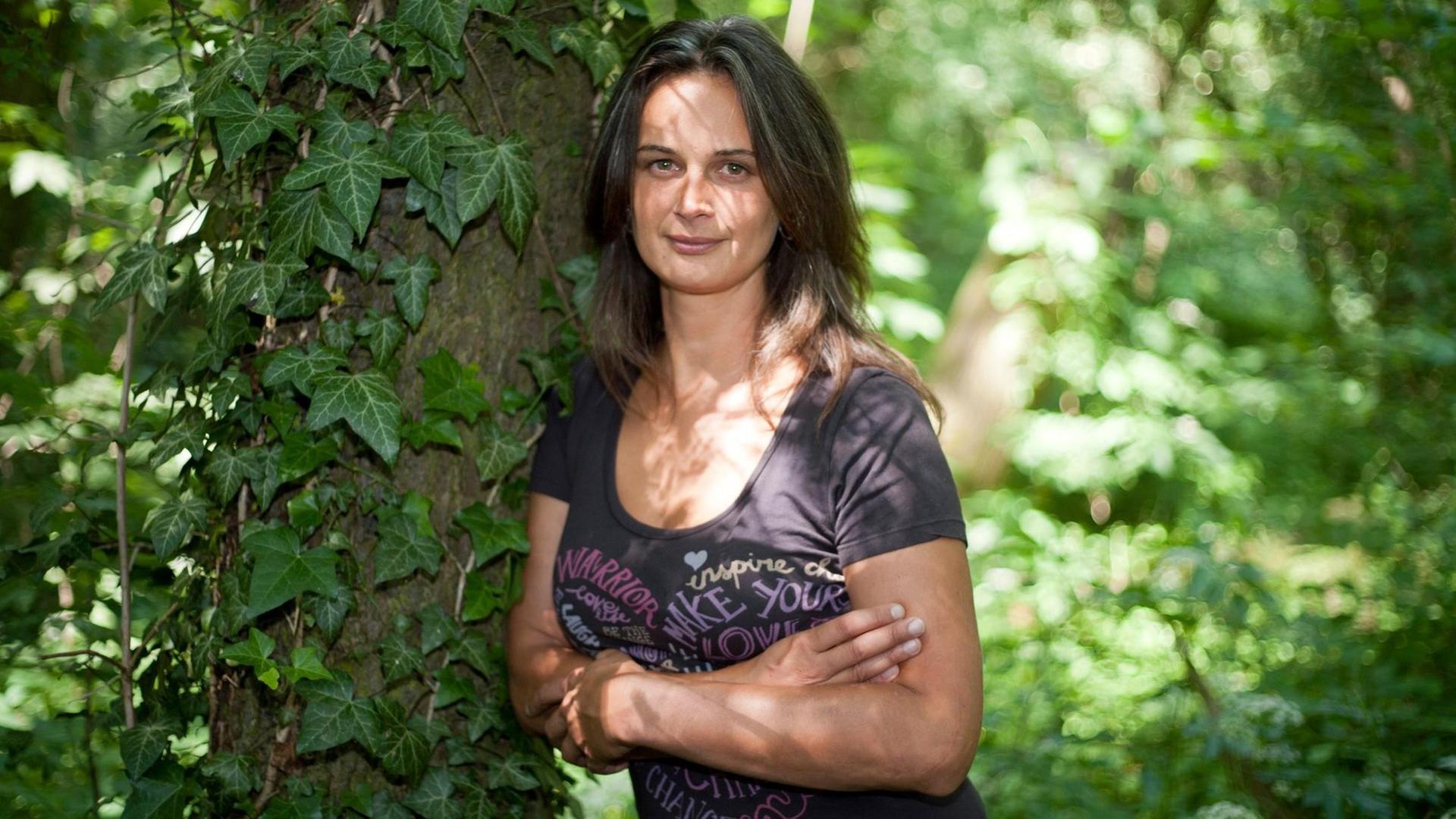 Julia «Butterfly» Hill am Rande eines Jugendkongresses in Kassel, am (04.06.2011). Radikale Aktionen müssen nach Ansicht der Umweltaktivistin Julia «Butterfly» Hill nicht immer das geeignete Mittel sein, um Forderungen wie beim Bahnprojekt Stuttgart 21 durchzusetzen. Die 37 Jahre alte Amerikanerin lebte von Ende 1997 an für mehr als zwei Jahre auf einem Mammutbaum in Kalifornien in 60 Metern Höhe und rettete diesen so davor, gefällt zu werden. Die Unbeugsamkeit der Umweltschützerin bei ihrem Protest hatte weltweit Aufmerksamkeit und Bewunderung erregt, aber auch für Kopfschütteln gesorgt. Julia «Butterfly» Hill am Rande eines Jugendkongresses in Kassel, am (04.06.2011). Radikale Aktionen müssen nach Ansicht der Umweltaktivistin Julia «Butterfly» Hill nicht immer das geeignete Mittel sein, um Forderungen wie beim Bahnprojekt Stuttgart 21 durchzusetzen. Die 37 Jahre alte Amerikanerin lebte von Ende 1997 an für mehr als zwei Jahre auf einem Mammutbaum in Kalifornien in 60 Metern Höhe und rettete diesen so davor, gefällt zu werden. Die Unbeugsamkeit der Umweltschützerin bei ihrem Protest hatte weltweit Aufmerksamkeit und Bewunderung erregt, aber auch für Kopfschütteln gesorgt.